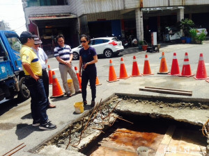 南區興南街路面經常下陷造成破洞，市議員林美燕（中）邀市府相關單位勘查，指路面對周邊住戶而言簡直是「隱形陷阱」。