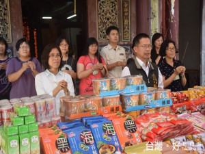 大甲區公所主管及員工，十七日午後在國家三級古蹟文昌祠，舉行中元

祭拜好兄弟，場面熱鬧，區長劉來旺祈望國內人人平安。
                                     （記者陳榮昌攝）