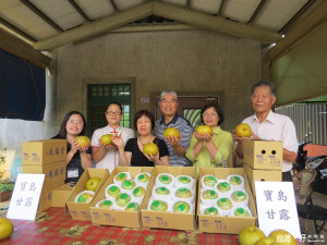 前楊梅市長彭聖富(右三)帶領楊梅農民種植超高品值的水梨。