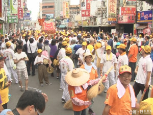 都城隍爺遶境賑孤 新竹市區熱鬧滾滾