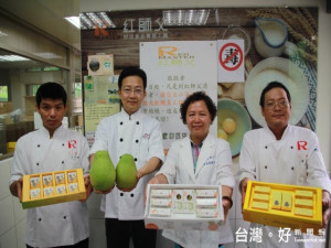 弘光科技大學「紅師父烘焙食品實習工廠」邀請教授林麗雲與學生王俊勝

共同創新研發的「柚香酥」，口味佳又營養。（記者陳榮昌攝）