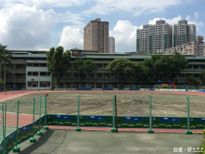 操場整修架圍籬  民眾不顧警示闖入