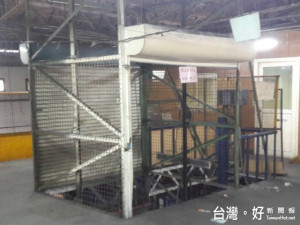 大甲幼獅工業區內工廠，十九日發生貨梯下墜，造成一死一重傷慘劇，肇

事原因，刻由警方調查處理中。（記者陳榮昌攝）