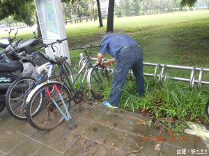 ▲高市府排除佔用車架上報廢車輛，增加自行車架供給。（圖／記者潘姿瑛攝）