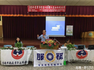 國民黨中長委陳宗興在「105年度寶貝e化～彩繪人生山水成長營」呼籲大家加強防範登革熱，確保安康。（記者邱仁武／攝）