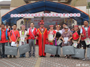 桃園區原住民族豐年祭，副總頭目王新龍頒發今年好人好事代表獎狀邀請區長張世威合影