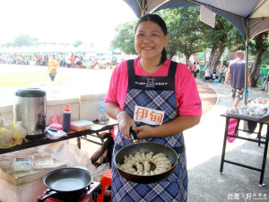 伊甸也邀請所服務之弱勢家庭擺攤其中一位，販售手工餃子的楊謹慈媽媽，她特別感謝伊甸的幫忙，協助他們家走出難關，開始希望新生活