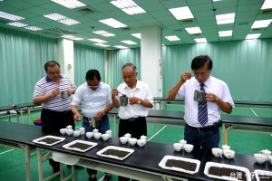 2016南投「縣長特等茶」21日於鹿谷鄉農會辦理比賽茶複評，縣長林明溱（右1）特別到會場監督。