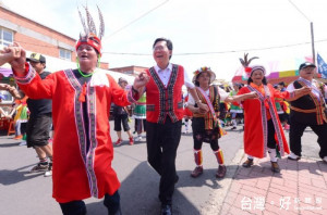 桃市長鄭文燦出席「大園區原住民族豐年祭ilisin活動」時表示，期望將桃園打造為原住民族的第二個故鄉。 