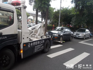 太平警方進行違規車輛拖吊。林重鎣攝