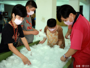 桃園教養院內的小慧、阿志、阿和和小雯等十多位住民，面露微笑充滿自信，正專注地做好每一個動作，一床床充滿他們專注力與成就感的棉被製作完成