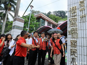 教育部長潘文忠參加「博屋瑪」國小揭牌儀式，並為全國第一所原住民族實驗小學做見證。（記者黃玉鼎攝）