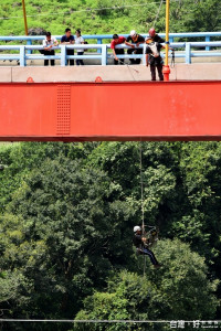 信義鄉東埔日月雙橋距離溪谷35公尺，高度超過10層樓，隊員進行垂降，其他則進行拖拉訓練，迅速熟悉裝備運用。