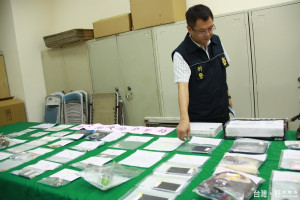 南投刑大副隊長林慶松檢視破獲毒品槍砲案證物。（記者扶小萍攝）