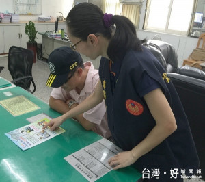 縣警局授權在地分局的戶口組協辦民眾申請警察刑事紀錄證明(良民證)，讓在地居民免去交通往返的不便。（記者陳昭宗拍攝）