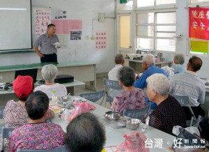 蔦松所長陳群松於蔦松社區長青食堂進行「反詐欺」及「交通安全」宣導，讓老人家能夠用的安全及安心。（記者陳昭宗拍攝）