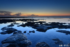 清晨與黃昏時分，澎湖的海岸風景，受到眾多遊客的青睞。