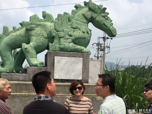 東勢區長徐佩鈴（中）邀集有關單位人員會勘，決定由美術館專業人員修繕，讓「龍馬」雕塑面貌一新。（記者黃玉鼎攝）