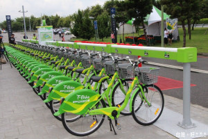 臺南市公共自行車(T-Bike)8月8日上路，市民朋友只要持市民卡、一卡通或信用卡到各租賃站，即可輕鬆租借T-Bike來趟雙輪輕旅行。