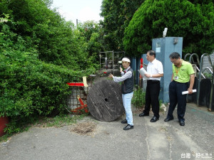 市議員林美燕至南區永成路二段490巷105號旁勘查，指該私人道路原可直通永成路二段730巷，6、7年前遭人私自搭設鐵籬笆及堆積物品圍堵，要求市府相關單位打通。