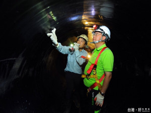 桃園市長鄭文燦視察桃園污水下水道系統促參計畫的污水主幹管建設情形。