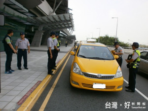 烏日警方在高鐵取締違規攬客。林重鎣攝