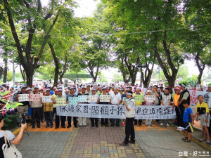 不滿日友環保科技公司在下營區設置的焚化爐及掩埋場申請變更內容持續運作，市議員陳文賢（圖中）與地方籌組自救會至環保局新營辦公室前拉白布條抗議。