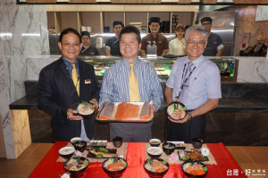 百八魚場進駐南紡購物中心地下一樓美食街，百八餐飲集團副總經理陳世銘（中）指出，百八魚場追求新鮮美味，每道商品均嚴格把關，讓客人吃得安心。