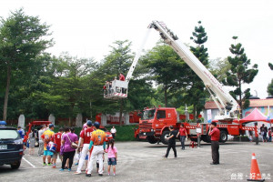 球員及家眷參與消防闖關體驗。（記者扶小萍攝）