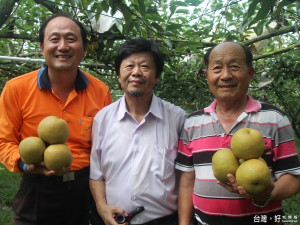 陳葆澤父子與恩師蔡教授(中)