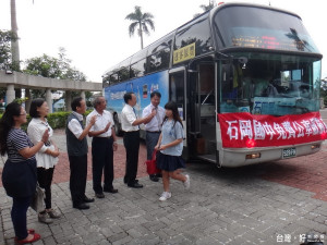 石岡國中專屬免費公車首發到校，市議員謝志忠（右一）等人士在東勢站陪同學生坐上首班車。（記者黃玉鼎攝）