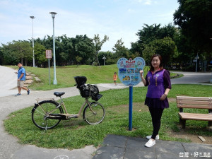 劉美芳議員於板橋溪北公園舉行記者會，關心公園安全議題。（圖／記者黃村杉攝）