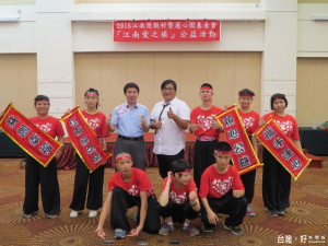 台糖「江南渡假村」舉辦「江南愛之旅」關懷活動，蓮心園喜憨兒及殘障者表演後與總經理陳永成及副執行長張豪澤歡喜合影。（記者邱仁武／攝）