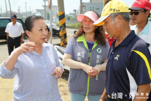 養殖白蝦暴斃頻傳 張縣長前往義竹關心

