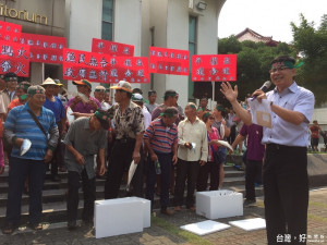 台南市虱目魚養殖協會理事長王文宗率漁民到市政民治中心怒丟虱目魚抗議。（記者邱仁武／攝）