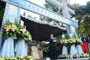 「105年秋祭致祭忠烈暨國軍陣亡將士典禮」，鄭市長向所有國軍官兵及警消同仁，致上最高的敬意。 