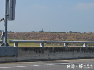 車輛上下中二高大甲交流道，就看到外埔區大甲東一望無際的墓園，讓遊

客大倒胃口，影響地方繁榮及觀光，區民祈望市政府加快腳步進行遷墓工

程、規畫建設，以提升地方觀光事業。（記者陳榮昌攝）