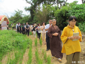 客遼寧團火燒車滿七，宏願寺本藏法師為其超渡，桃園市政府官員序前來上香