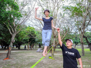 「Fun心走森林」活動中，結合了臺灣新興的森林紓壓與走繩運動。（圖／八仙山自然教育中心提供）