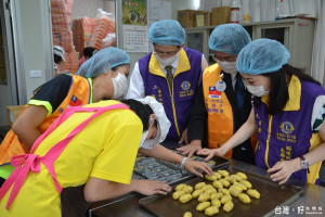 各獅子會會長、會員，共同將烘焙好的月餅贈給蔣揚慈善基金會，再轉贈給街友。