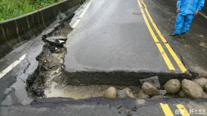 台南市東山區「咖啡大道」175線18.5K處有路面損壞嚴重情形。（記者邱仁武／攝）