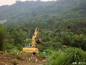 草屯鎮第2公墓墳墓起掘及整地已進行中。（縣府民政處提供）