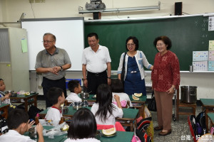 議員訪學校營養午餐表肯定。