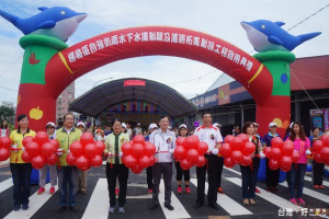 楊梅區長姚敦明(右四)主持自強街雨水下水道新闢及道路拓寬新設工程啟用典禮。