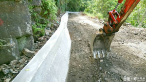 信義鄉郡大林道4~21K沿線道路改善工程，因發生職安事件停工中。