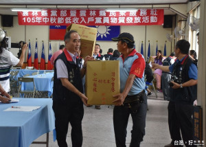 國民黨雲林縣黨部發放物資助貧困黨員，感念不離不棄。（記者郭春輝攝）