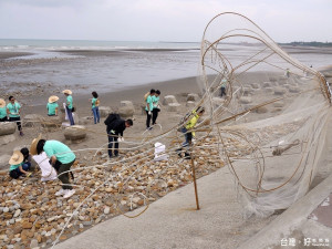 桃園市新屋區地景藝術「帶我走」，留下漁港美麗的海岸線