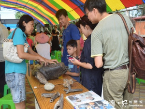 大安區公所社會課十日上午配合中科淨灘，假龜殼生態公園排攤，展示社

區達人傳承藝術文化的製作，吸引數百民眾參與，場面熱鬧。（記者陳榮昌攝）