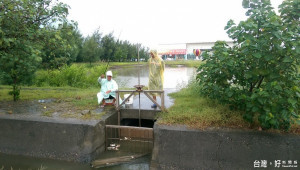 台灣鹽博物館旁邊水域可以享受釣魚樂。（記者邱仁武／攝）