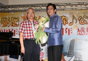 三金歌王殷正洋在竹秀音樂會上展歌藝。